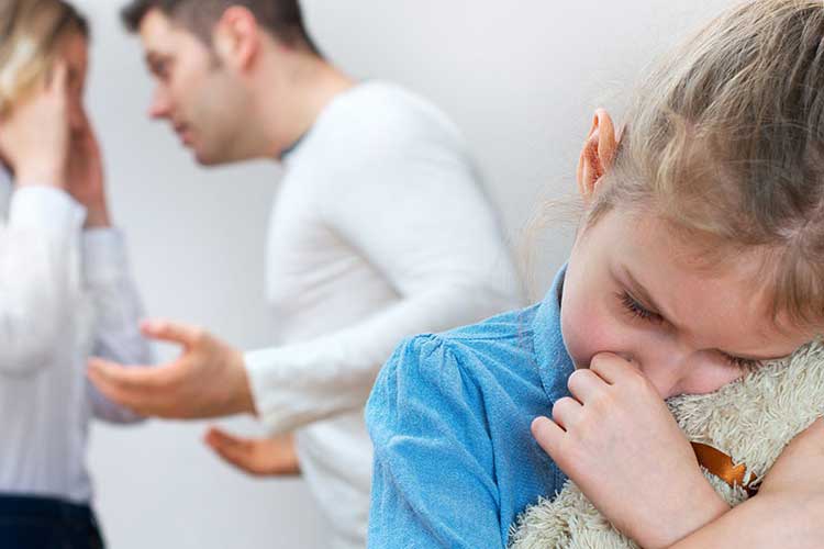 طلاق باعث ایجاد افسردگی در کودکان می شود.
